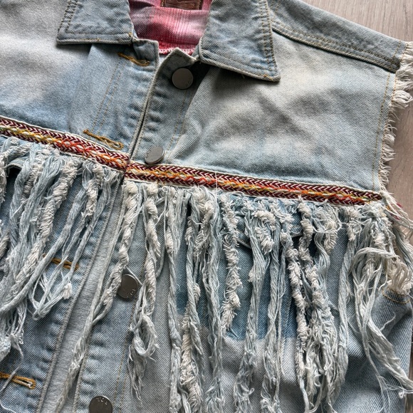POL Women’s Size Small Light Washed Frayed Fringe Denim Vest 100% Cotton - Picture 2 of 9